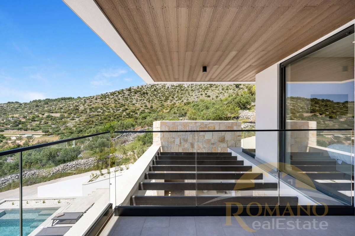 Moderna dvojna vila z infinity bazenom in panoramskim razgledom – Seget Gornji